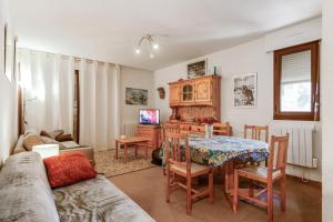 a living room with a table and a couch at Appartement montagnard à Bolquère, 57m², vue montagne, balcon in Bolquere Pyrenees 2000