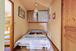 a small bedroom with a bed in a room at Appartement montagnard à Bolquère, 57m², vue montagne, balcon in Bolquere Pyrenees 2000 +14 photos
