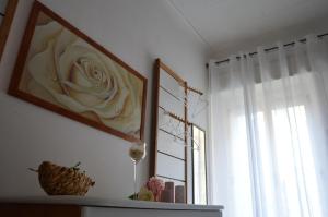 a living room with a painting of a rose on the wall at Cozy apartment in Caltagirone - 70 m² with balcony in Caltagirone