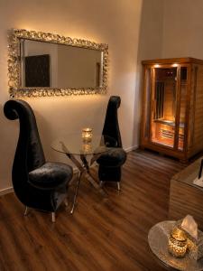 ein Wohnzimmer mit zwei Stühlen und einem Glastisch in der Unterkunft Privat-Spa mit Whirlpool und Sauna in Sursee in Sursee