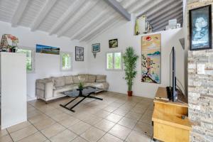 a living room with a couch and a table at Villa spacieuse à Bidart avec piscine privée 330 m² in Bidart