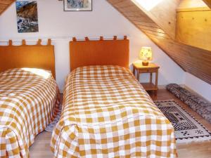 two beds in a room with a attic at Appartement spacieux à Le Monêtier-les-Bains - 75 m² avec vue in Le Monêtier-les-Bains