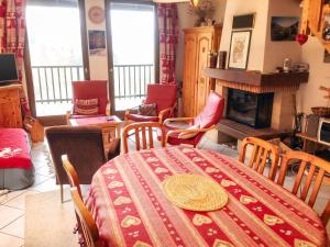 a dining room with a table and chairs and a fireplace at Appartement spacieux à Le Monêtier-les-Bains - 75 m² avec vue in Le Monêtier-les-Bains