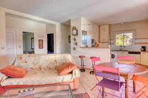 a living room with a couch and a table at Maison au charme champêtre - Monlaur-Bernet in Monlaur-Bernet
