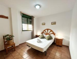 a bedroom with a bed and a table and a window at Cisne del Mar ComoTuCasa in Castellón de la Plana +3 photos