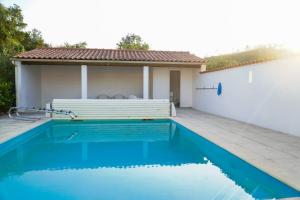 ein Swimmingpool vor einem Haus in der Unterkunft Cherry Tree Caravan in Podentes