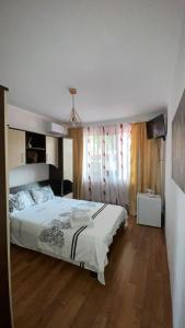 a bedroom with a large white bed in a room at Casa Cristal in Eforie Nord