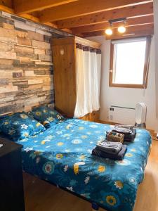 a bedroom with a bed with a blue comforter at Appartement charmant à Sarzeau avec vue sur la mer, 55 m² in Sarzeau