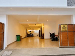 an empty living room with a hard wood floor at Villa Govindaraj in Pondicherry
