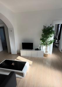 a living room with a couch and a tv at la casa de gege in Mellet