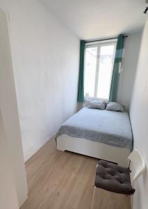 a bedroom with a bed and a window at la casa de gege in Mellet