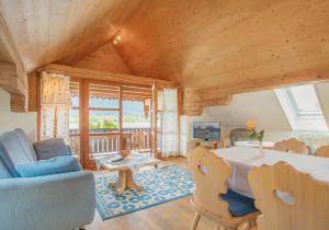 a living room with a table and chairs at Arndt's Bootshaus in St. Wolfgang