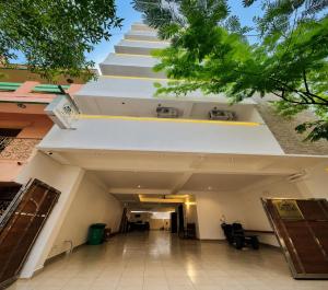 a building with stairs in the middle of a hallway at Villa Govindaraj in Pondicherry