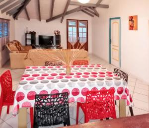 a dining room with a table and chairs at Appartement spacieux à Deshaies avec vue sur mer in Deshaies
