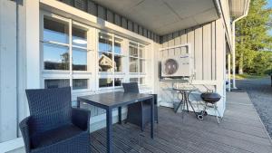a patio with a table and chairs and a fan at Apartamento la Casa Tahko in Kuopio