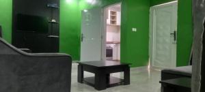 a green room with a table and a green wall at PAUL's PLACE in Loburo