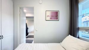 a bedroom with a bed and a picture on the wall at Apartamento la Casa Tahko in Kuopio