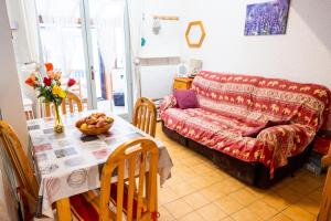 a living room with a table and a couch at Maison accueillante à Leucate avec jardin et terrasse in Leucate