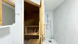 a room with a wooden door in a bathroom at Apartamento la Casa Tahko in Kuopio +26 photos