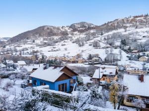 a small town covered in snow with houses at Appartement confortable à Cornimont 30 m² vue montagne in Cornimont