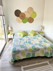 a bedroom with a bed and some hats on the wall at Maison cosy à La Bouillie + jardin in La Bouillie