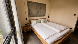 a bedroom with a bed and a painting on the wall at D&C Hotel Sulingen in Sulingen +1 photo