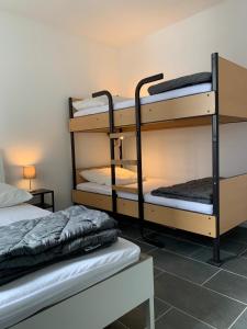 ein Zimmer mit zwei Etagenbetten in einem Zimmer in der Unterkunft Hostel Cologne in Köln
