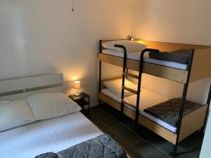 ein Zimmer mit zwei Etagenbetten und einem Bett in der Unterkunft Hostel Cologne in Köln