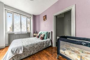 a bedroom with purple walls and a bed and a window at Maison conviviale à Bourbon-Lancy avec équipements modernes in Bourbon-Lancy