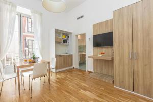 a kitchen and dining room with a table and chairs at Maison Il Corso in Sorrento