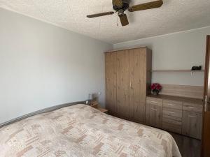 a bedroom with a bed and a ceiling fan at Ferienwohnung Nordstadt in Forst