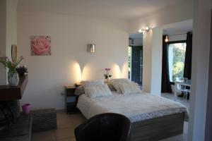 Una cama o camas en una habitación de Les Jasmins