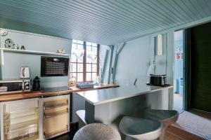 a kitchen with a counter with a microwave and a sink at Appartement charmant à Troyes avec cour intérieure clôturée - 50 m² in Troyes