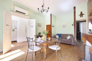a dining room with a table and chairs at Le chant de la garonne in Saint-Béat
