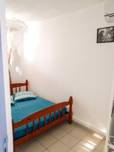 a small bedroom with a bed in a room at Appartement confortable à Le Marin, jardin, 80 m², proche mer in Le Marin