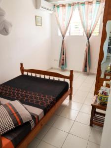 a bedroom with a bed and a window at Appartement confortable à Le Marin, jardin, 80 m², proche mer in Le Marin