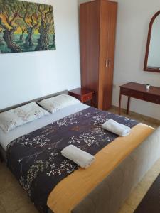 a bedroom with a bed with two towels on it at Cosy Apartment in Ulcinj with Sea View - 40 m² in Ulcinj