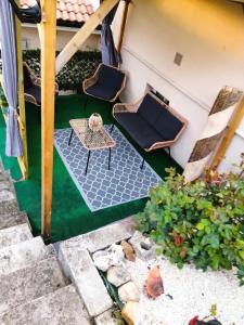 a view of two chairs and a table on a patio at Appartement accueillant à Penne-d'Agenais - 32 m² - Terrasse in Penne-dʼAgenais