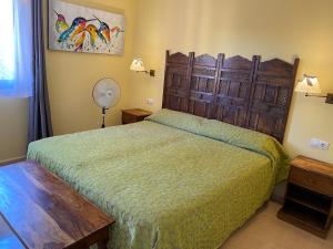 a bedroom with a bed with a green bedspread at Cosy apartment in Corralejo, shared pool, 55 m² in Corralejo