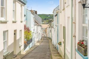 an alley in a town with white buildings at 1 Bed in Appledore oc-captv in Appledore