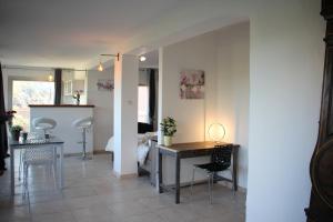 a living room with a desk and a bedroom at Les Jasmins in Collioure