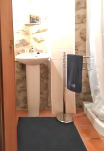 ein Badezimmer mit einem Waschbecken und einem weißen Waschbecken in der Unterkunft Cozy studio with mountain view - 20 m² - Águeda in Urgueira