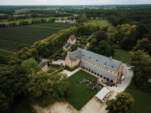 an overhead view of a group of people standing in front of a building at Priorij Corsendonk in Oud-Turnhout
