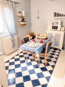 a kitchen with a blue and white checkered floor at Studio confortable à Thilouze de 55 m² avec jardin privatif in Thilouze