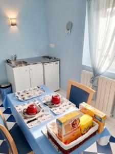 a table with boxes of food on it in a kitchen at Studio confortable à Thilouze de 55 m² avec jardin privatif in Thilouze