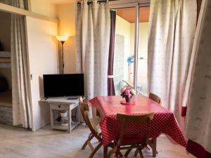 a dining room with a red table and chairs at Studio chaleureux à Uvernet-Fours, 25m² avec vue montagne in Uvernet