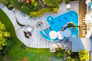 an overhead view of a swimming pool in a yard at Hotel Carbona Thermal Spa in Hévíz +77 photos