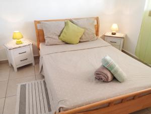 a bedroom with a bed with a towel on it at Appartement confortable avec vue sur mer à Bouillante, 50 m² in Bouillante +4 photos