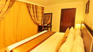A bed or beds in a room at Nelover Al Khobar