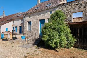 a house with a tree in front of it at Chez Pauline in Massangis